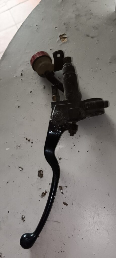 Bomba de embrague hidráulico de moto con depósito separado y maneta negra, recambio original recuperado en VAYAFABA.