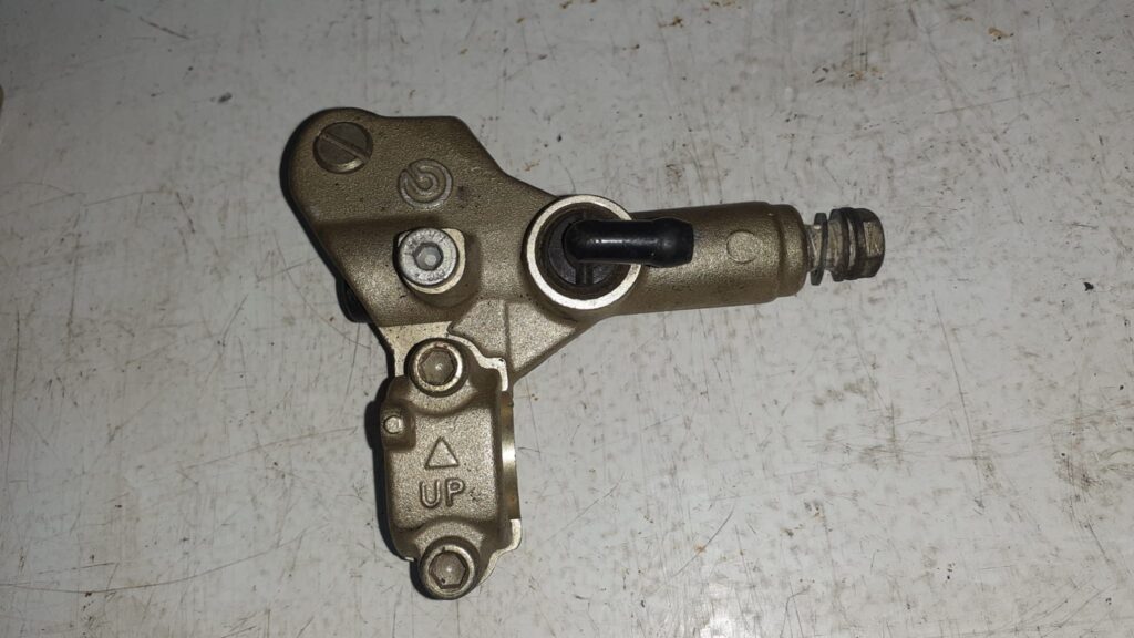 Bomba de freno delantera Brembo serie oro para Ducati 916 y 996. Recambio original con marcajes de fábrica y cuerpo dorado.