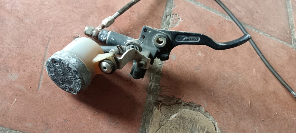 Bomba de freno delantero original Brembo para Cagiva Mito 125, incluye depósito separado y maneta negra, en VAYAFABA.