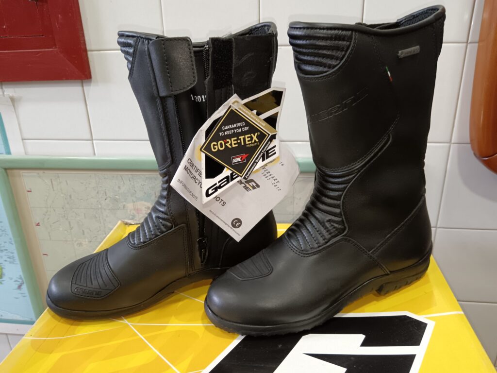 Botas moto Gaerne Black Rose Gore-Tex mujer negras nuevas talla 39 sobre caja original con etiquetas.