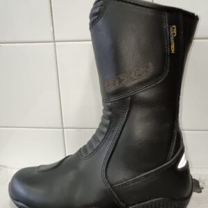 Vista lateral bota moto mujer AXO Funny Lady negra talla 36 con membrana impermeable Watertech y reflectante en talón.