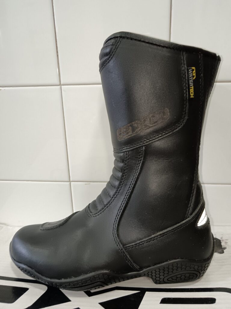 Vista lateral bota moto mujer AXO Funny Lady negra talla 36 con membrana impermeable Watertech y reflectante en talón.