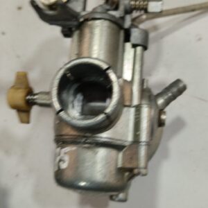 Toma de admisión trasera y cuba de carburador SHBC 19-19 para Vespa PK 75. Muestra la abrazadera de conexión al motor.