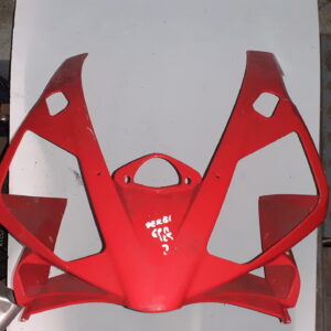 Carenado frontal exterior rojo para Derbi GPR 125. Vista frontal de la pieza pintada con marcajes de inventario blancos.