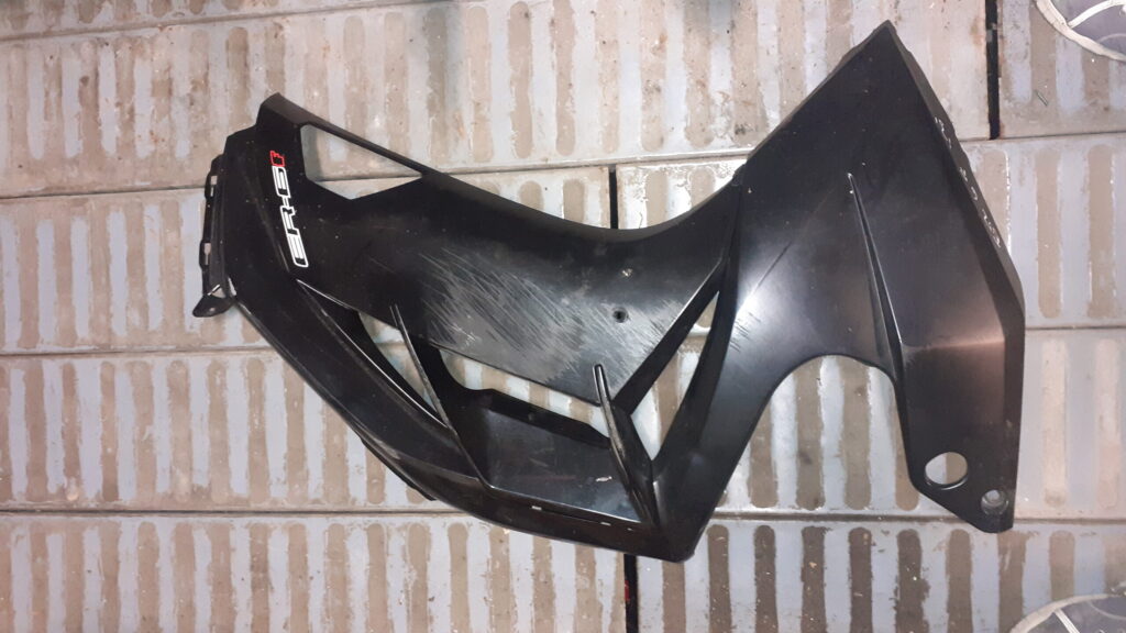 Carenado lateral derecho negro para Kawasaki ER-6f 2013. Recambio usado original con adhesivo ER-6f y marcas de uso.