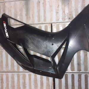 Carenado lateral derecho negro para Kawasaki ER-6f 2013. Recambio usado original con adhesivo ER-6f y marcas de uso.