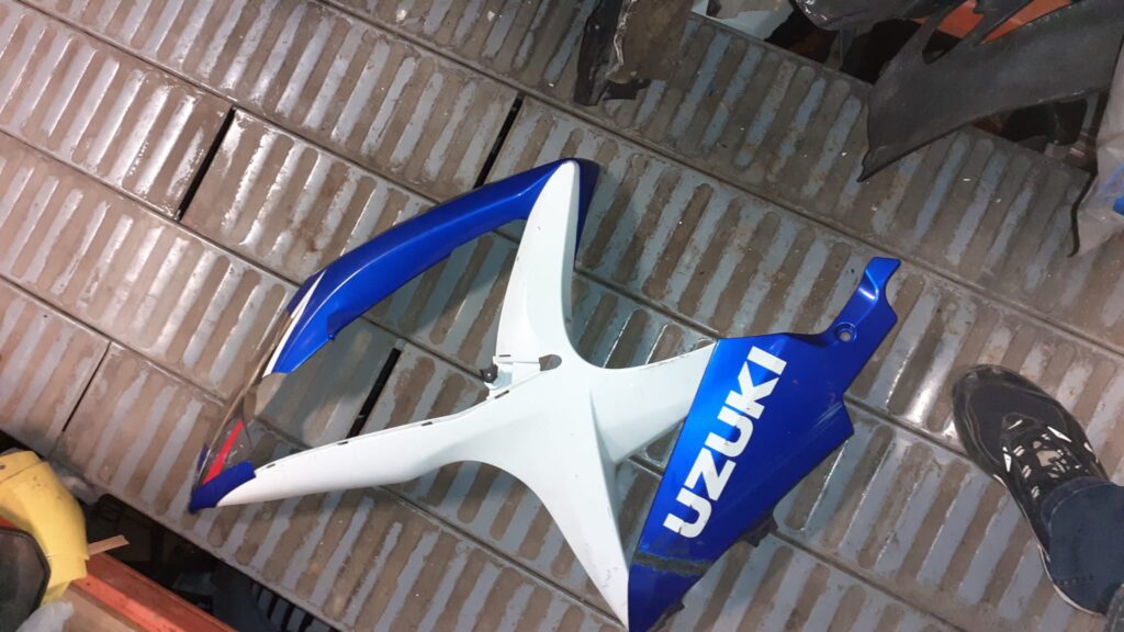 Carenado lateral izquierdo Suzuki GSXR 600/750 (2006-2007) azul y blanco. Pieza original usada que requiere restauración.