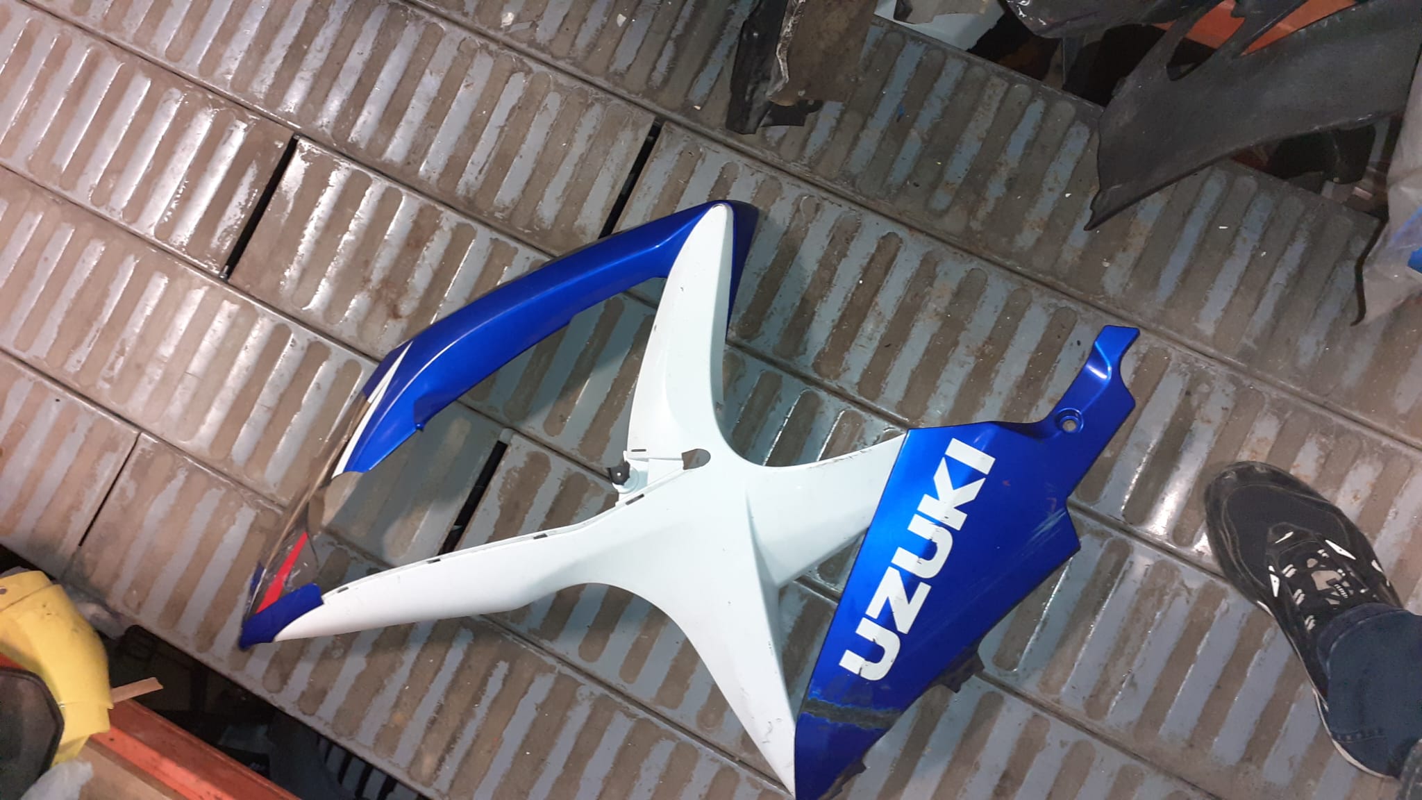 Carenado lateral izquierdo Suzuki GSXR 600/750 (2006-2007) azul y blanco. Pieza original usada que requiere restauración.