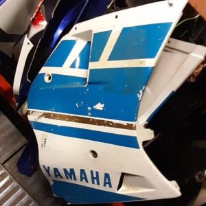 Carenado lateral izquierdo Yamaha TZR 80cc blanco y azul de 1990. Plástico original usado para restauración moto clásica.