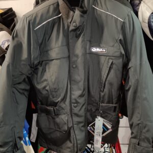 Chaqueta de moto BKS Decade antracita nueva con etiquetas, protecciones y detalles reflectantes, colgada en percha de tienda.