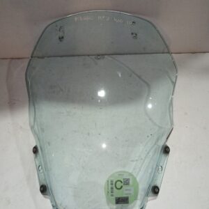 Parabrisas original transparente para scooter Piaggio MP3 400 (2010), con adhesivo DGT C y tornillos de montaje visibles.
