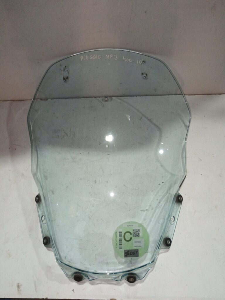 Parabrisas original transparente para scooter Piaggio MP3 400 (2010), con adhesivo DGT C y tornillos de montaje visibles.