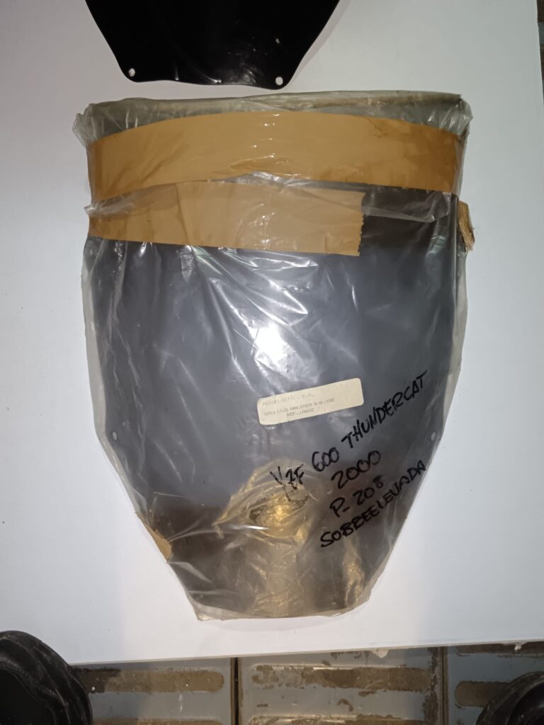 Cúpula sobrelevada transparente para Yamaha YZF 600 Thundercat año 2000 con etiqueta de Motoplastic S.A.