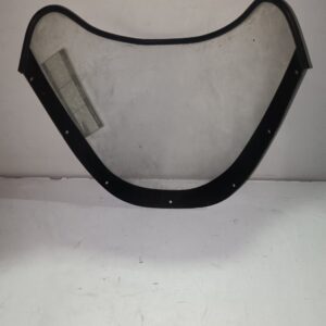 Cúpula de motocicleta Yamaha RD 350 montada sobre un fondo blanco con un adhesivo en el lateral.