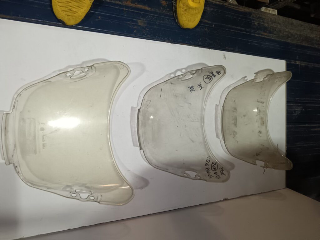 Tres cúpulas transparentes originales usadas para Honda CBR 600 F2. Una tiene marcas de rotulador en negro.