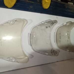 Tres cúpulas transparentes originales usadas para Honda CBR 600 F2. Una tiene marcas de rotulador en negro.