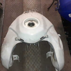 Vista superior de depósito Suzuki V-Strom 650 2011 blanco. Se aprecia una abolladura leve en la parte superior-frontal.