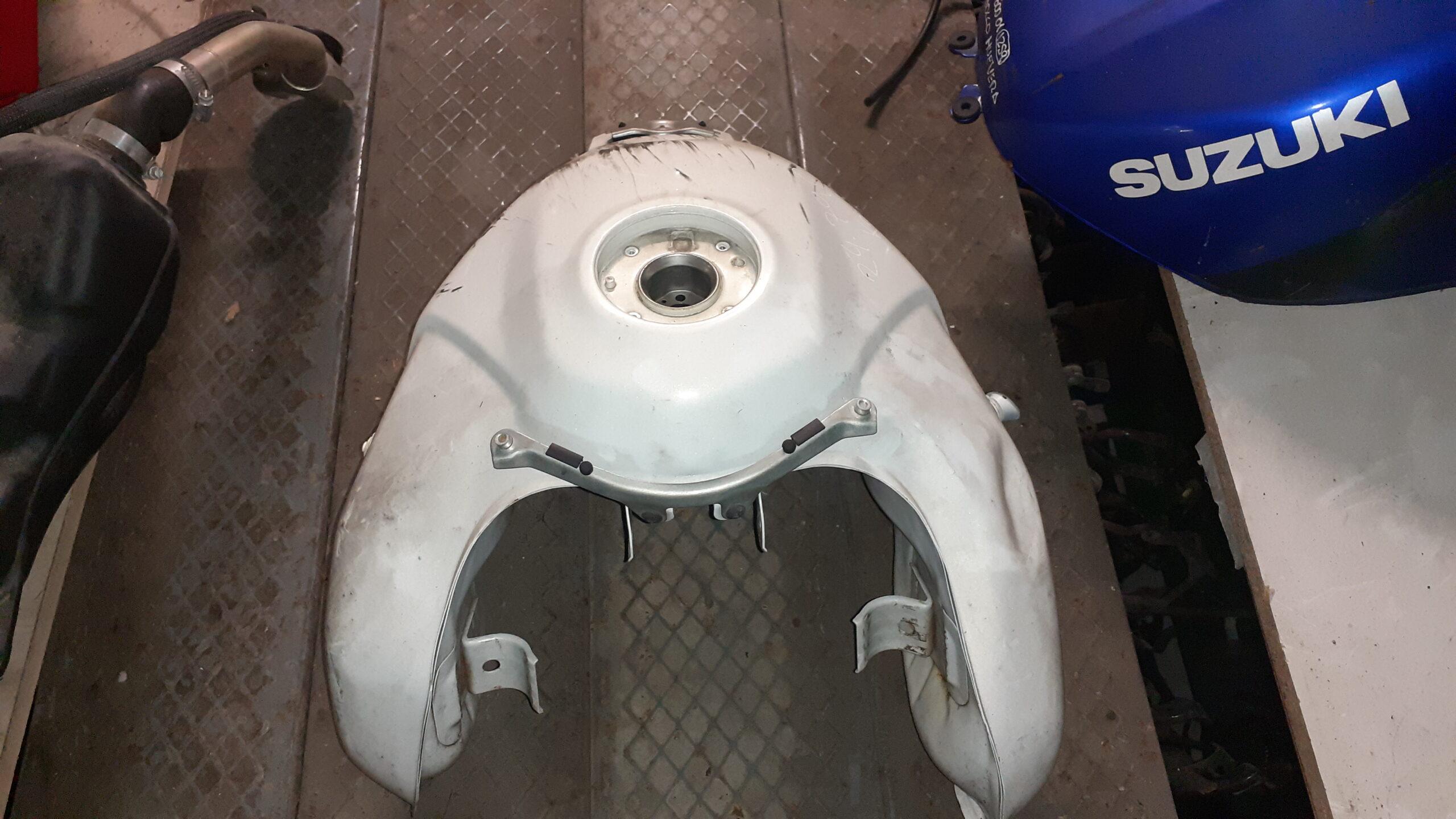 Vista superior de depósito Suzuki V-Strom 650 2011 blanco. Se aprecia una abolladura leve en la parte superior-frontal.