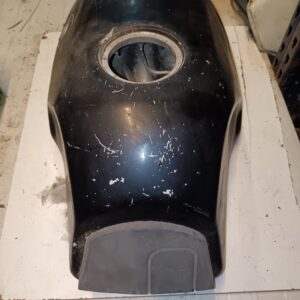 Vista posterior del depósito negro de BMW K75 usado, mostrando la zona de unión con el asiento y marcas de uso en la pintura.