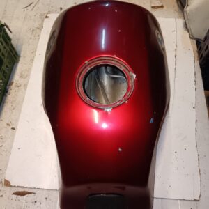 Depósito de combustible original BMW K75 usado, color rojo brillante, vista superior con boca de llenado abierta y marcas de uso.