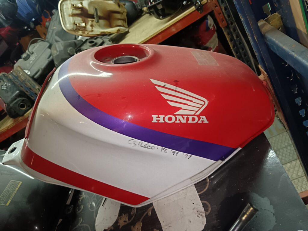 Depósito de gasolina original usado para Honda CBR 600 F2 (1991-1997), colores rojo y blanco, recambio VAYAFABA.
