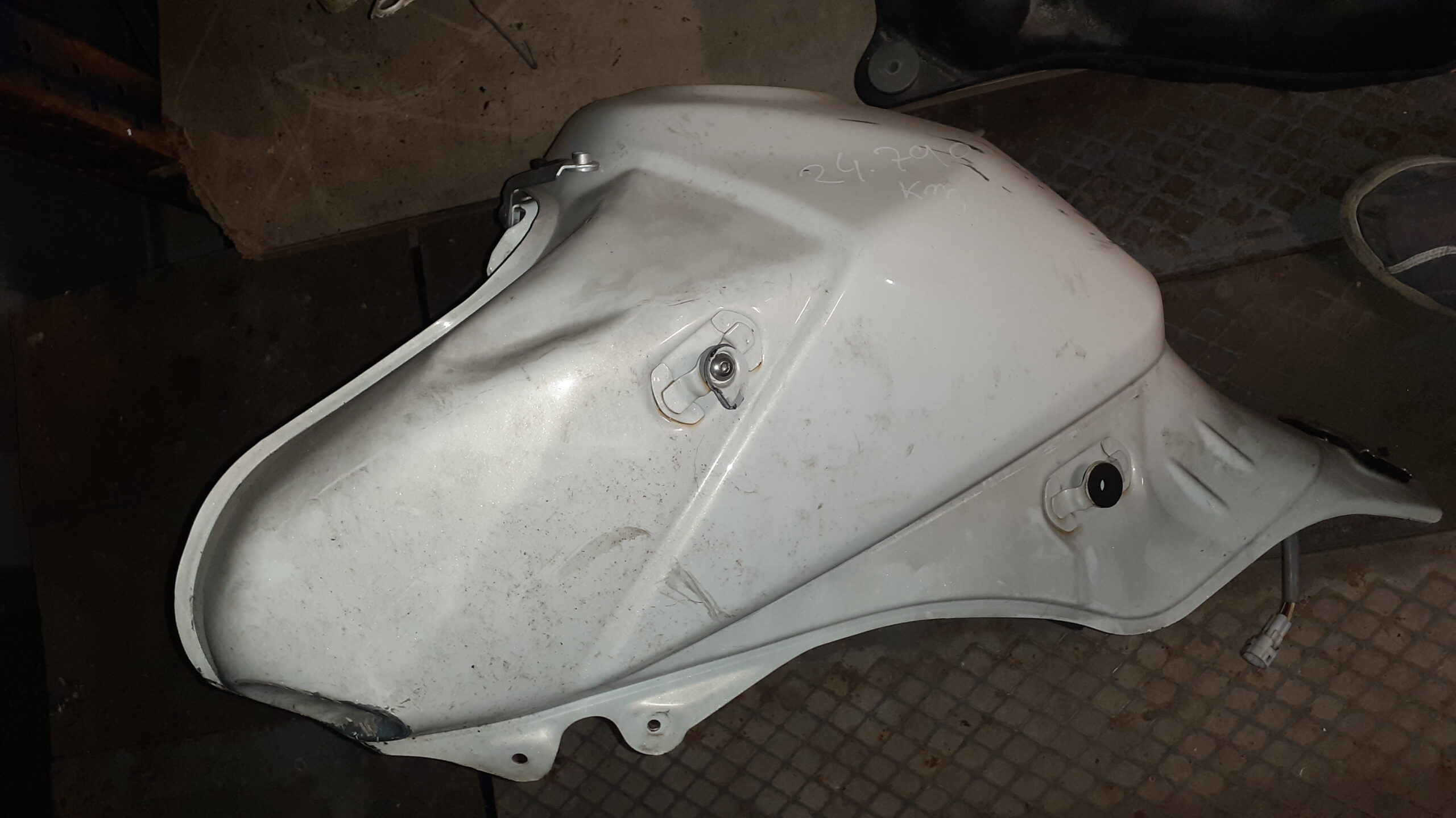 Lateral de depósito Suzuki V-Strom 650 2011 blanco con marcaje de 24.790 km. Pieza procedente de despiece de unidad joven.