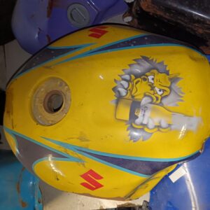 Depósito usado Suzuki GSX-R 750 (2000), color amarillo con gráfico Corona Extra, sin tapón, con abolladura lateral.