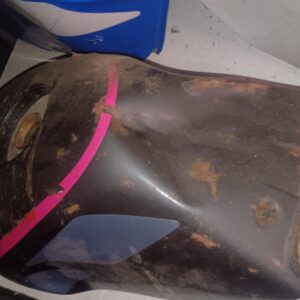 Depósito usado Yamaha FZR 1000 EXUP (1991), negro con franja rosa, para restaurar. Estado deteriorado con óxido superficial.