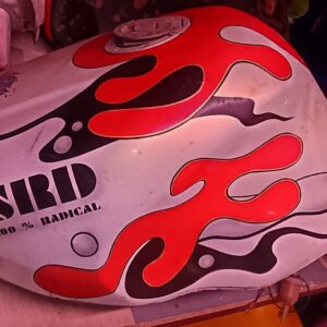 Depósito Yamaha FZR 1000 EXUP 1991 blanco con llamas rojas. Logotipo "SRD 100% RADICAL". Con tapón. Para restaurar.