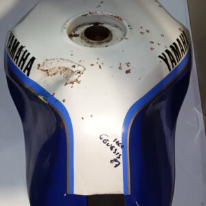 Vista trasera depósito Yamaha FZR 1000 Genesis 1987. Se observa abolladura pronunciada en la parte superior izquierda.