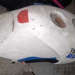 Vista lateral derecha del depósito blanco Yamaha RD 350 con óxido. Muestra adhesivo Yamaha RD y franja azul/roja.