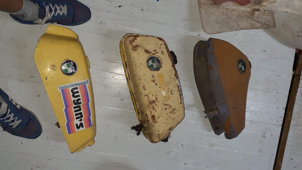 Tres depósitos de gasolina Puch antiguos originales recuperados de diferentes modelos en VAYAFABA.