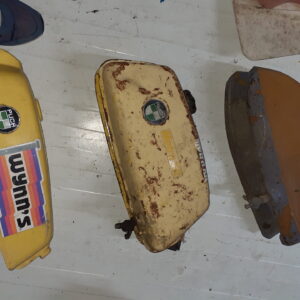 Tres depósitos de gasolina Puch antiguos originales recuperados de diferentes modelos en VAYAFABA.