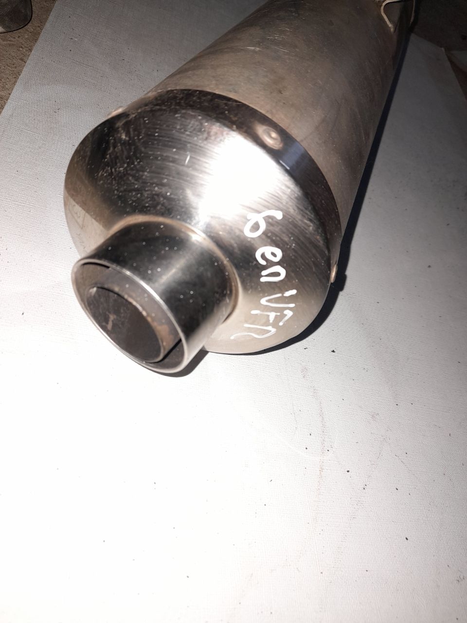 Detalle salida de escape Yamaha R6 adaptable para Honda VFR 750. Muestra la boca del silencioso y anotación de modelo.