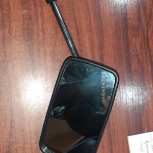 Espejo retrovisor derecho para Suzuki Burgman 250 de segunda mano. Cristal y brazo negro sobre mesa de madera.