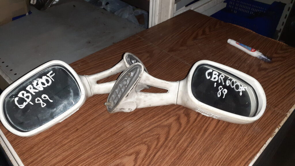 Pareja de espejos retrovisores originales blancos para Honda CBR 600 F 1989 con referencia escrita en el cristal en VAYAFABA.