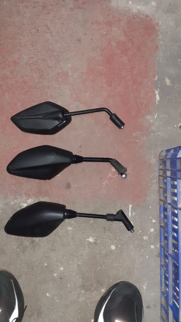 Tres espejos retrovisores originales usados para scooter Yamaha XMAX 125 250 400. Recambios revisados en color negro.
