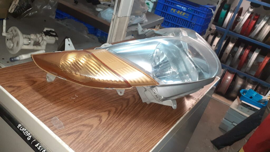 Óptica delantera completa (perfil derecho) para Suzuki Burgman 250-400 (1998-2002). Faro usado con intermitente integrado.