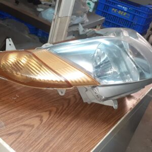 Óptica delantera completa (perfil derecho) para Suzuki Burgman 250-400 (1998-2002). Faro usado con intermitente integrado.