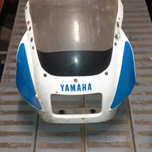 Frontal de carenado con cúpula para Yamaha TZR 80cc (1990). Plástico original blanco y azul con logo Yamaha de época.