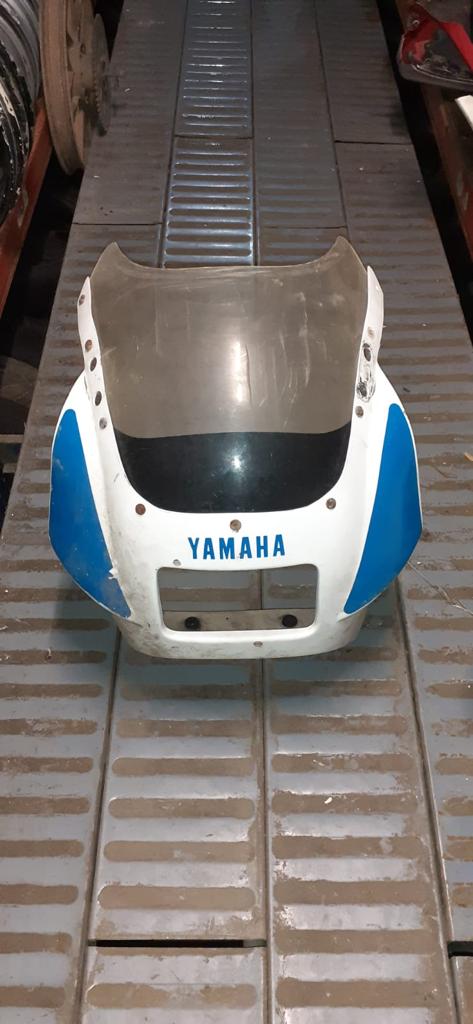 Frontal de carenado con cúpula para Yamaha TZR 80cc (1990). Plástico original blanco y azul con logo Yamaha de época.