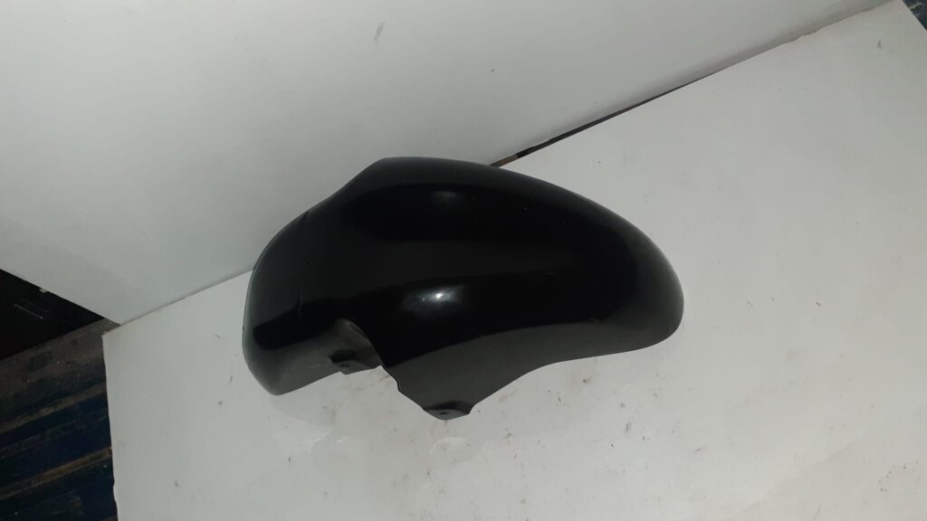 Guardabarros delantero negro brillante original para Suzuki Burgman 250 (modelos 1998-2002). Recambio de carrocería en buen estado.