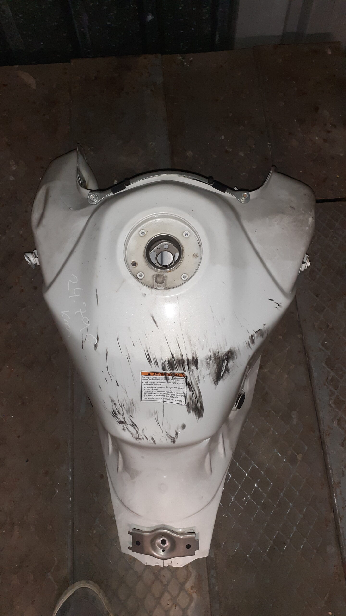 Vista del interior de depósito Suzuki V-Strom 650 2011 sin óxido ni corrosión interna, acabado en color blanco.