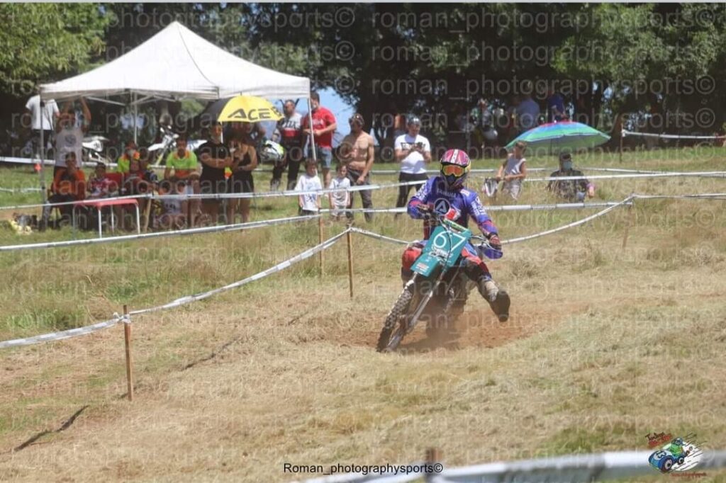 KTM SX 125 de 1989 en carrera de motocross clásico. Unidad personal de VAYAFABA puesta a punto para competición oficial.