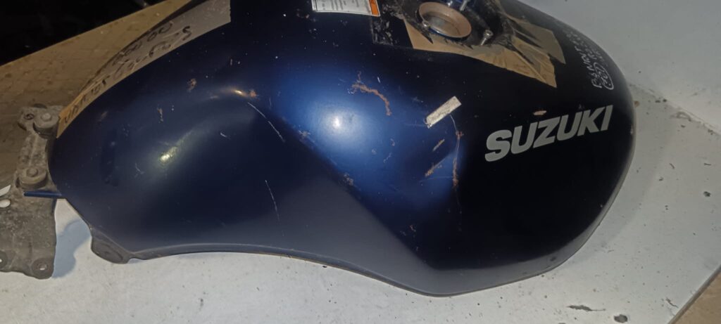 Vista lateral derecha del depósito de combustible azul para Suzuki GSF Bandit 600, recambio original en VAYAFABA.