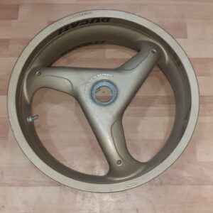 Llanta trasera original Brembo de 3 radios para Ducati 916 y 996. Color oro "racing" para basculante monobrazo. Recambio verificado.