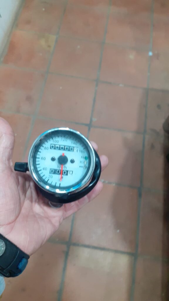Mini cuentakilómetros analógico cromado para moto. Velocímetro universal estilo Cafe Racer con odómetro, hasta 160 km/h.