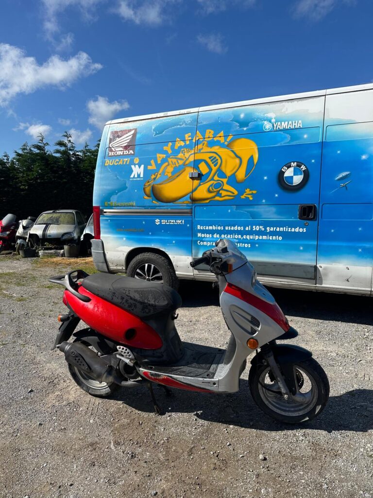 Scooter Kymco Top Boy 50cc roja y plata en excelente estado, vista lateral derecha en Motos Vayafaba.
