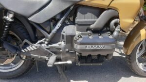 Vista de primer plano del bloque motor y caja de cambios de una moto clásica BMW K75 de 1990 revisada en taller VAYAFABA.