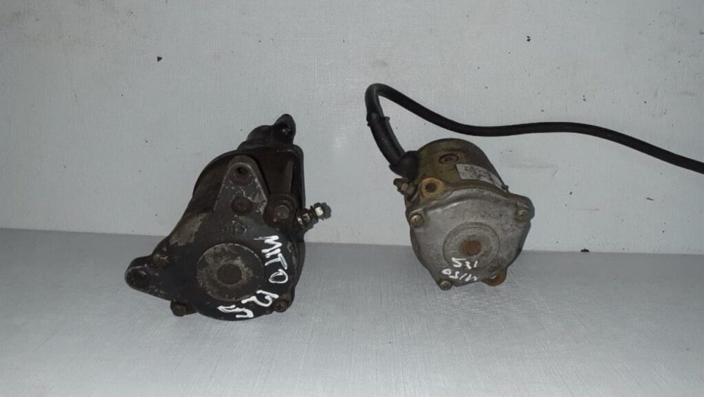 Vista de dos motores de arranque usados para moto Cagiva Mito 125, con referencias escritas a mano, sobre fondo blanco.